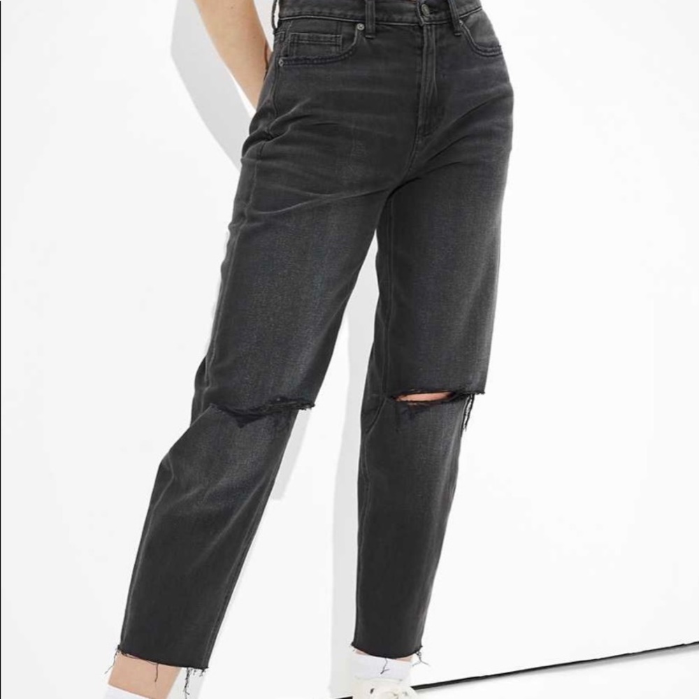 Woman’s American Eagle mom jeans. Size 4 color black.